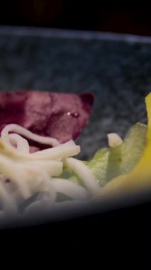 Budda kasesi, erişte, sebze salatası, lezzetli, gurme, yemek, masa arkası, sade yemekler, fotokopi ve vejetaryen yemekleri. Yüksek kalite 4k görüntü