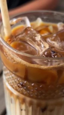 Buzlu kahveyi pipetle karıştırmak. Yüksek kalite 4k görüntü