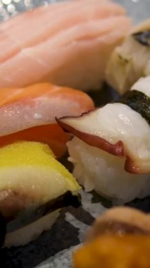 Soya soslu suşi ruloları ve yakın plan siyah tepside zencefil servis ediliyor. Japon mutfağı. Yüksek kalite 4k görüntü