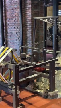 İçinde pupa olan ipek böceği kozası ve kompartıman çerçevesinde ipek ile kaplanmış. Kumaş işleminde iplik yapmak için harman sepetinde yükselen beyaz kozalar. Yüksek kalite 4k görüntü