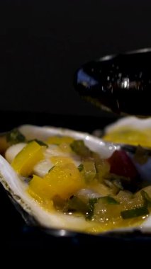 Yarı açık taze istiridyeler lüks Akdeniz restoranında servis ediliyor buz ve limon dilimleri ile gümüş tepside, deniz ürünleri pahalı şarküteriler Akdeniz mutfağı masalarında.