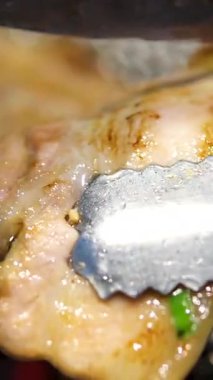 Yağlı eti makasla kes. Yüksek kalite 4k görüntü