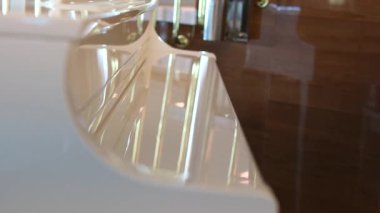 Yakınlarda deri bir bank olan cilalı siyah beyaz piyano anahtarlarını kapatın. Yüksek kalite 4k görüntü