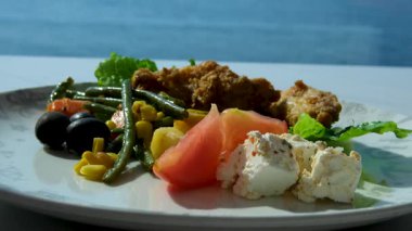 Sebze salatası ve çatallı kızarmış tavuk tabağı. Rahatlatıcı yiyecekler ve dengeli yemekler için ideal. Yüksek kalite 4k görüntü