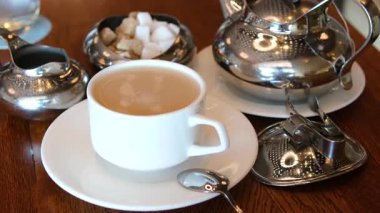 Merkezi Cava 'dan geleneksel Cava yasemin çayı Teh Poci, kaya şekeri ve kil çaydanlıkla porselen bir fincanda servis ediliyor. Bu sıcak Endonezya çay ayinine bir kaşık şeker ekler. - Evet. Yüksek kalite 4k