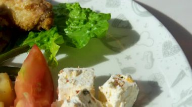 Geleneksel Yunan salatası yiyorum. Peynirli taze sebze salatası. Yüksek kalite 4k görüntü