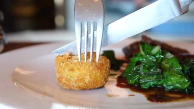 nugget cut üretimi tavuk şeritleri, nugget ve fileto, fabrikada ekmek ekmek, taşıyıcı bant, sağlıklı gıda manufactory.