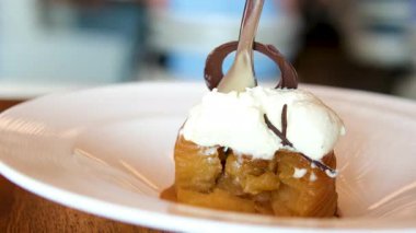 Dondurma tatlısına bir dilim tiramisu keki eşlik eder. Kremalı dondurma ve zengin pasta birleşerek damak tadını büyüleyen bir lezzet senfonisi vaat ediyor.. 