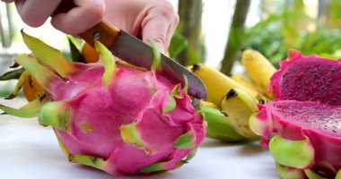 Eller ejderha meyve yarımları kesip sergiliyor. Yüksek kaliteli FullHD görüntüler