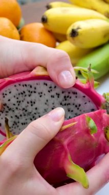 Eller ejderha meyve yarımları kesip sergiliyor. Yüksek kaliteli FullHD görüntüler