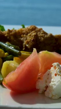 Sebze salatası ve çatallı kızarmış tavuk tabağı. Rahatlatıcı yiyecekler ve dengeli yemekler için ideal. Yüksek kalite 4k görüntü