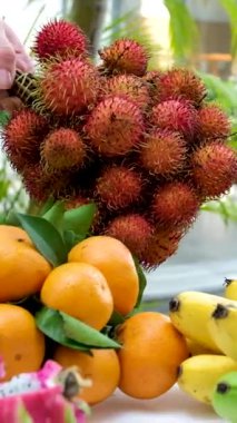  Meyve tabağında ejderha meyvesi, kivi, ananas ve çeşitli taze tropikal meyveler, canlı ejderha meyveleri tabağı, ejderha meyvesi görsel çekiciliği arttırır, tropikal tazelik. Yüksek kalite