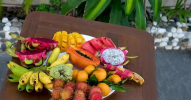  Meyve tabağında ejderha meyvesi, kivi, ananas ve çeşitli taze tropikal meyveler, canlı ejderha meyveleri tabağı, ejderha meyvesi görsel çekiciliği arttırır, tropikal tazelik. Yüksek kalite