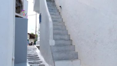 Mikonos Yunanistan 'ı, güzel Ege Denizi' ne karşı ikonik beyaz binalar ve kubbelerle baş döndürücü bir deneyim yaşayarak, manzaralı güzellik ve keşif aşıkları için mükemmel bir yer haline getirdi..