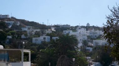 Mikonos Yunanistan 'ı, güzel Ege Denizi' ne karşı ikonik beyaz binalar ve kubbelerle baş döndürücü bir deneyim yaşayarak, manzaralı güzellik ve keşif aşıkları için mükemmel bir yer haline getirdi..