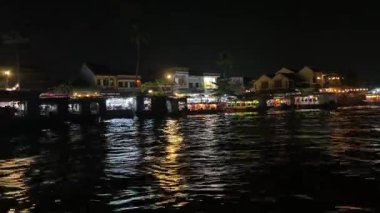 Turistli tekneler ve akşamları Vietnam 'ın Hoi An kentindeki nehirde fener festivali. Vietnam Hoi 08.06.2025