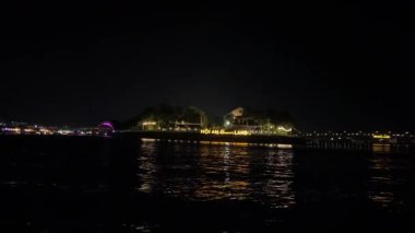 Geceleri Hoi An Kadim Kasabası 'nın insansız hava aracı görüntüsü turistlerle, renkli fenerlerle ve nehirdeki teknelerle dolup taşıyor. Seyahat, turizm ve kültürel görseller için mükemmel. Vietnam Hoi 08.06.2025