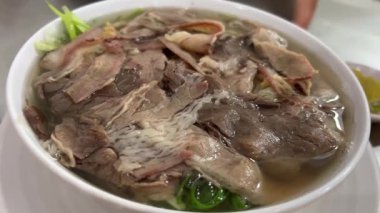 Geleneksel Tayvan usulü haşlanmış etli erişte. Yüksek kalite 4k görüntü