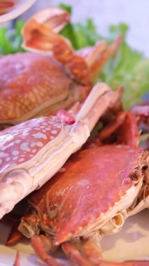 Izgara ton balığı bifteği ve bir tabakta yengeç ve bir restoranda mango ve marullu salata. Yüksek kalite 4k görüntü