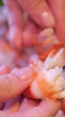 Haşlanmış karides kabuğu çıplak elle haşlanmış karides kabuğu. Seçici odaklanma. Yüksek kalite 4k görüntü