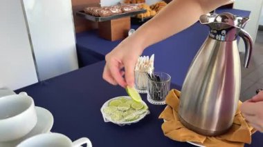 Mavi masa örtüsü çaydanlık yaz çay partisi mutfak masasında kaşık ve kahvaltı malzemeleriyle karıştırılmış sıcak çay. Yakın plan. Ağır çekim. Yüksek kalite 4k görüntü