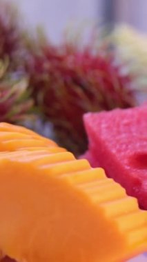 Taze rambutan meyvesini açarken yakın plan. Rambutan papaya karpuzu