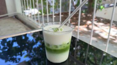 Matcha, kapat. Bardakta buzlu kibrit. Yüksek kalite 4k görüntü