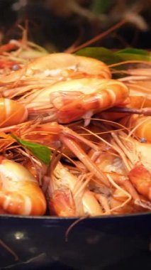 Lezzetli ve taze hazırlanmış karides yemeği servis etmeye ve tadını çıkarmaya hazır. Yüksek kalite 4k görüntü