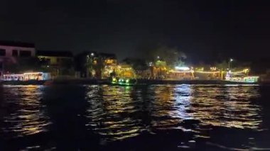 Geceleri Hoi An Kadim Kasabası 'nın insansız hava aracı görüntüsü turistlerle, renkli fenerlerle ve nehirdeki teknelerle dolup taşıyor. Seyahat, turizm ve kültürel görseller için mükemmel. Vietnam Hoi 08.06.2025