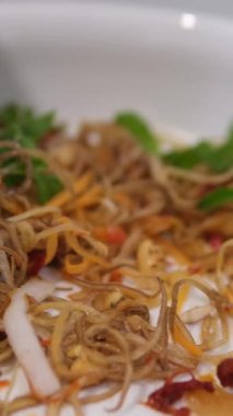 Beyaz arka planda izole edilmiş sebzeli ve otlu erişteler, üst manzara. Yüksek kalite fotoğraf