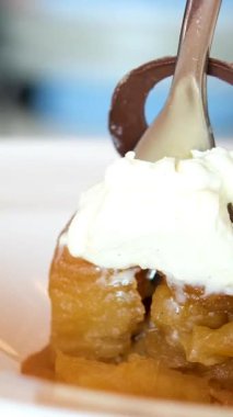 Dondurma tatlısına bir dilim tiramisu keki eşlik eder. Kremalı dondurma ve zengin pasta birleşerek damak tadını büyüleyen bir lezzet senfonisi vaat ediyor.. 