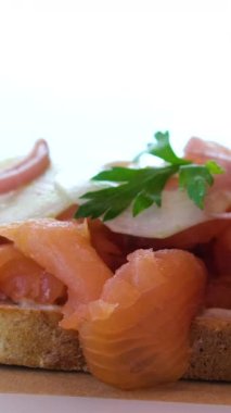 Tütsülenmiş somon ve roka. Yüksek kalite 4k görüntü