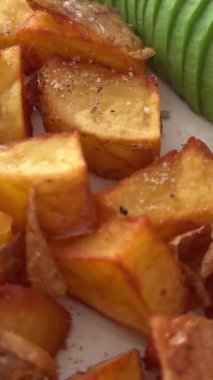 Yumurta, avokado ve otlu tatlı patates ve Chorizo Hash. Döndürme video. Yüksek kalite 4k görüntü