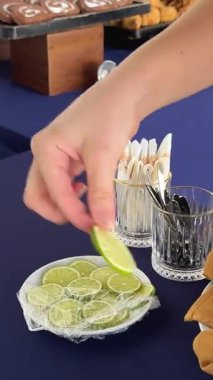 Mavi masa örtüsü çaydanlık yaz çay partisi mutfak masasında kaşık ve kahvaltı malzemeleriyle karıştırılmış sıcak çay. Yakın plan. Ağır çekim. Yüksek kalite 4k görüntü