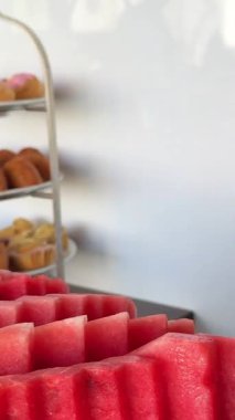 İtalya 'nın Sicilya, Calabria ve Apulia bölgelerinden Frutta di Martorana adı verilen geleneksel meyveli karpuz şekeri. Yüksek kalite 4k görüntü