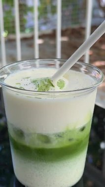 Matcha, kapat. Bardakta buzlu kibrit. Yüksek kalite 4k görüntü