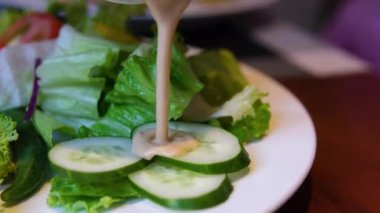 Ev yapımı taze sebze salatası yapmak için salatalık salatası. Yüksek kalite 4k görüntü