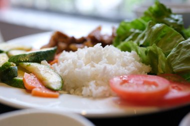 Domatesli ve otlu beyaz pirinç biftek, pirinç ve sebze kasesi. Sağlıklı dengeli gıda konsepti. Koyu bir arka planda, üst manzara. Yüksek kalite fotoğraf