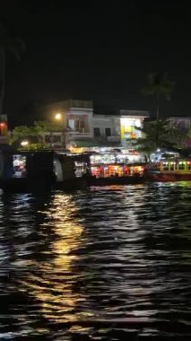 Turistli tekneler ve akşamları Vietnam 'ın Hoi An kentindeki nehirde fener festivali. Vietnam Hoi 08.06.2025