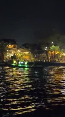 Geceleri Hoi An Kadim Kasabası 'nın insansız hava aracı görüntüsü turistlerle, renkli fenerlerle ve nehirdeki teknelerle dolup taşıyor. Seyahat, turizm ve kültürel görseller için mükemmel. Vietnam Hoi 08.06.2025
