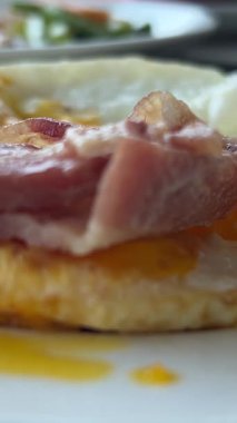 Yumurtalı kahvaltı tabağına kızarmış ekmek, güneşli bir yumurta, gevrek pastırma ve koyu mermer bir yüzey üzerinde taze meyve seçimi koyun. Yüksek kalite 4k görüntü