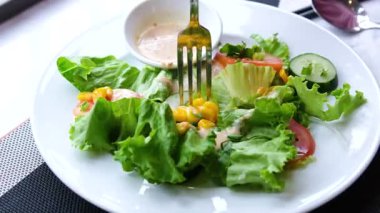 Taze yapraklı salata ve soslu mısır sosu salatalık domatesleri taze lezzetli yemek diyeti. Yüksek kalite 4k görüntü