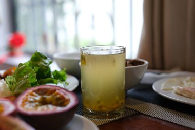 Taze ve buzlu meyve suyu. Sağlıklı içecek. Tutkulu meyve suyu