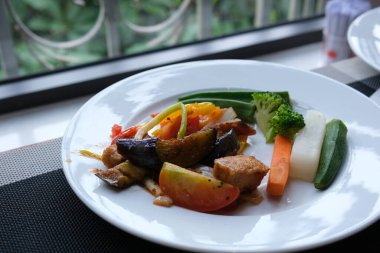 Kızartma tavasında çeşitli ızgara sebzeler, renkli ve sağlıklı bir yemek sergileniyor. Fotokopi alanı olan düz bir yer. Yüksek kalite fotoğraf