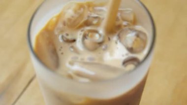 4K görüntüler dikey video görüntüsü Kamera SLO-MO Kahve ile karıştırılmış süt, kahve sanat dokusu. Yüksek kalite 4k görüntü