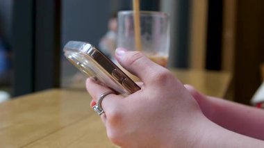  Kadın evinde rahat bir kanepede rahat rahat oturup mesajlaşır, akıllı telefondan mesajlaşır, güler yüzlü kız cep telefonu sohbeti yapar, cihazda kablosuz interneti gezer, evden online alışveriş yapar. Yüksek kalite 4k görüntü