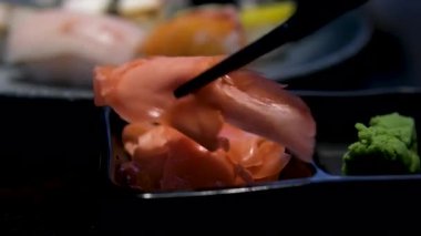 Suşi ya da ekmek için turşulu kırmızı zencefil. Asya mutfağı için zencefil. - Evet. Yüksek kalite 4k 