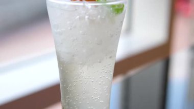 Sıcak bir günde Tazeleyici Yeşil İçki Taze Bir Uzun Bardakta Güzelce sunuldu. Çözünür tablet, vitamin ve mineraller. Yüksek kalite 4k görüntü