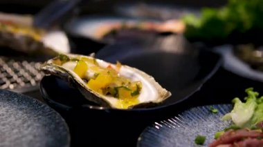 Nanning, Guangxi, Çin 'deki istiridye helal pirinç erişte dükkanı için peynir sosu pilav eriştesi yapmakla meşgul. Yüksek kalite 4k görüntü