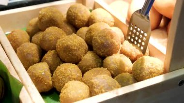 Brezilya aperatifi. Peynir topları dumanla masada. - Evet. Yüksek kalite 4k görüntü